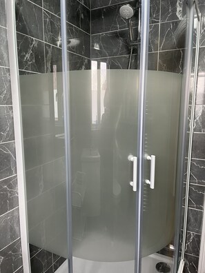 House | Bathroom | Shower, hair dryer, towels - Entire Captivating 2-bed House in Manchester (Manchester)