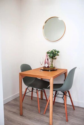 Dining - 1-double Bed and Sofa Bed Apartment in Liverpool (Liverpool)