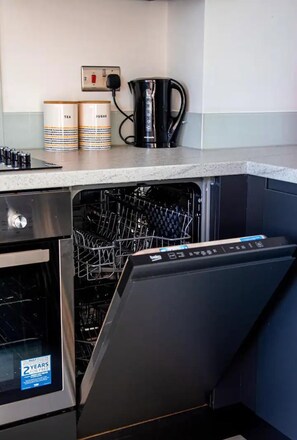 Fridge, microwave, dishwasher, electric kettle - 1-double Bed and Sofa Bed Apartment in Liverpool (Liverpool)