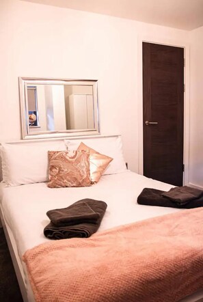 1 bedroom, iron/ironing board, free WiFi, bed sheets - 1-double Bed and Sofa Bed Apartment in Liverpool (Liverpool)