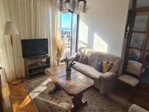 Lägenhet (One Bedroom Apartment) | Vardagsrum | 25-tums platt-tv med kabelkanaler och tv