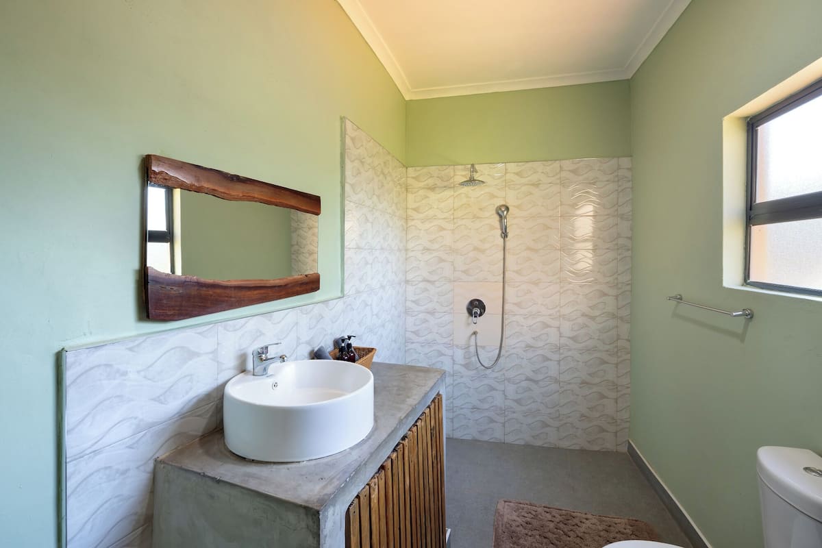 Dusch, regndusch, hårtork och handdukar