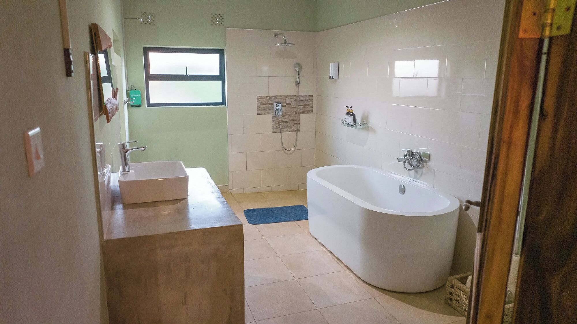 Un baño con un lavamanos rectangular, una bañera independiente y una zona de ducha.