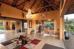 Lobby sitting area - The Nkhosi Livingstone Lodge and Spa (Livingstone)