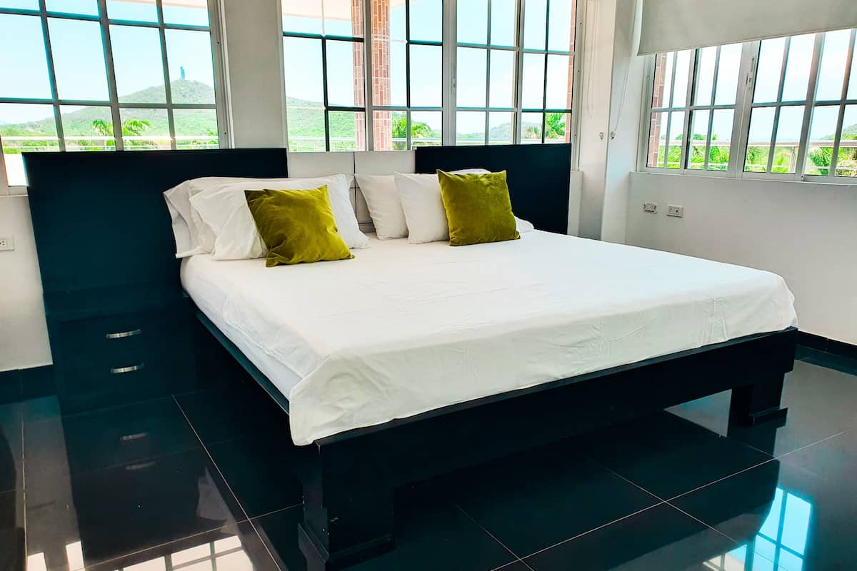 Deluxe suite, 1 kingsize bed, uitzicht op bergen | 1 slaapkamer, gratis wifi, beddengoed