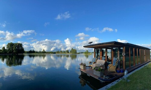 Houseboat - Sleeps 2 & Free Parking