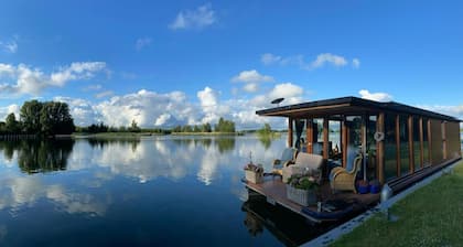 Houseboat - Sleeps 2 & Free Parking