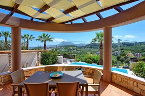 Outdoor dining - Villa Kostantina - Holiday villa with private pool 2km from the sea in Crete, Greece (Kalívai)
