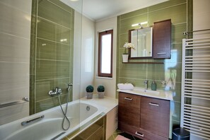 Shower, bidet - Villa Kostantina - Holiday villa with private pool 2km from the sea in Crete, Greece (Kalívai)