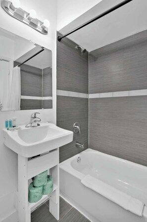 Douche, sèche-cheveux, serviettes fournies, savon