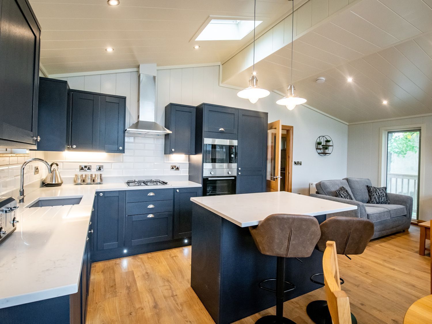 冷蔵庫、食器洗い機、電気ポット、トースター