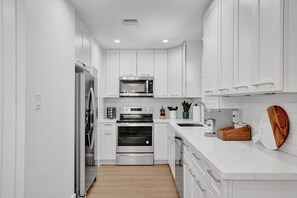 Frigorífico, microondas, horno y placa de cocina