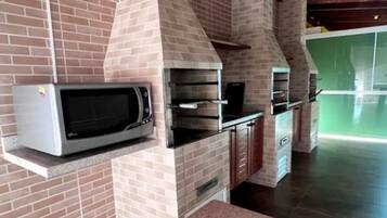 32-inch flat-screen TV with digital channels, TV