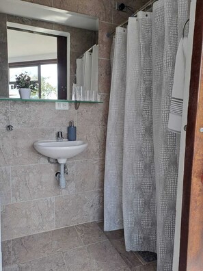 Regadera, toallas, jabón, shampoo 