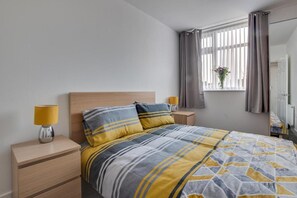 Schreibtisch, Bügeleisen/Bügelbrett, Bettwäsche