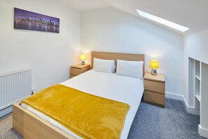 Desk, iron/ironing board, bed sheets - Jackson Court Apartment by Belvilla (Uxbridge)