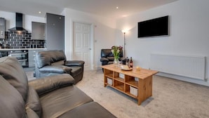 Desk, iron/ironing board, bed sheets - Jackson Court Apartment (Uxbridge)