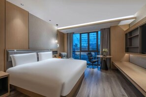 A modern hotel room with a large bed, a desk, a chair, and a TV. - Yiwang Hotel Selected (Dong'Ou Zhiku, Wenzhou New Town) (Wenzhou)
