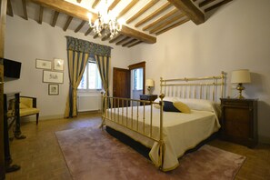 4 bedrooms, iron/ironing board, travel cot, free WiFi