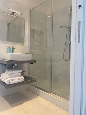 Shower, hair dryer, bidet, towels - Silence and Tranquility in the Historic Center (Napoli)