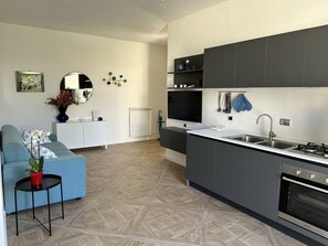 Jääkaappi, uuni, liesi, astianpesukone