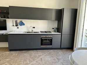 Jääkaappi, uuni, liesi, astianpesukone