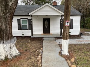 Exterior detail - JackPotz BNB- Cozy Modern Bungalow, 5 min. to Two Kings and More! (Kings Mountain)