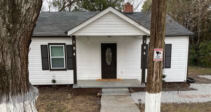 JackPotz BNB- Cozy Modern Bungalow, 5 min. to Two Kings and More!