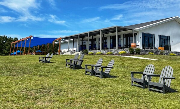 Property grounds - JackPotz BNB- Cozy Modern Bungalow, 5 min. to Two Kings and More! (Kings Mountain)