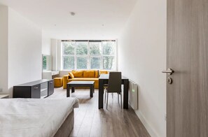 Estudio de diseñador | Área de sala de estar | Televisión LED de 32 pulgadas con canales digitales y televisión 