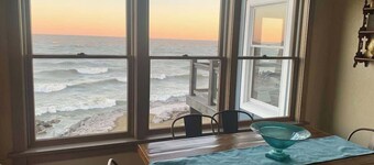 The Sunset Cottage - Lakefront with Private Beach