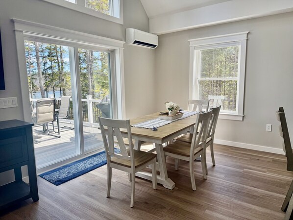 Comedor con mesa, sillas y vistas al exterior.