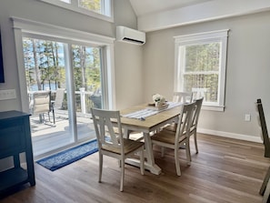 Comedor con mesa, sillas y vistas al exterior.
