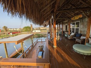 Terrace/patio - House on the bay. Fishing, crabbing, boating, kayaking close to Galveston. (Hitchcock)