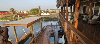 House on the bay. Fishing, crabbing, boating, kayaking close to Galveston.