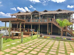 Terrace/patio - House on the bay. Fishing, crabbing, boating, kayaking close to Galveston. (Hitchcock)