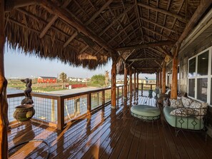 Terrace/patio - House on the bay. Fishing, crabbing, boating, kayaking close to Galveston. (Hitchcock)