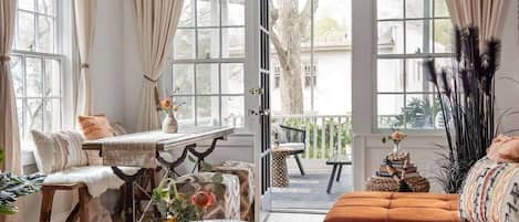 Een televisie, een kantoor en een printer