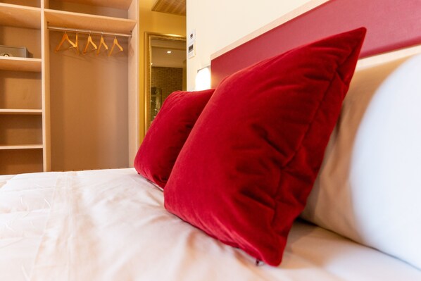 Kamar Single Deluks | Busa memori, meja kerja, kedap suara, dan setrika/meja setrika