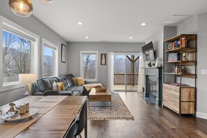 Téléviseur, foyer, jeux vidéo, livres