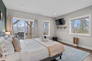 3 chambres, bureau, fer et planche à repasser, lit de bébé portatif