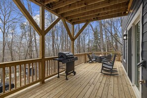 Outdoor dining - 15 Mins to AVL|HotTub|Views|Fire Pit|BBQ (Swannanoa)