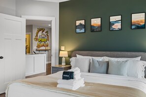 3 chambres, bureau, fer et planche à repasser, lit de bébé portatif