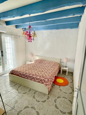 3 bedrooms, desk, iron/ironing board, travel cot