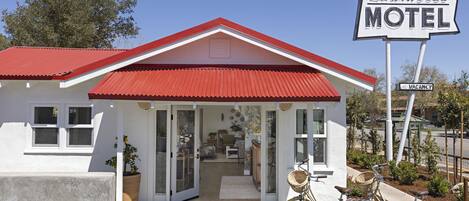 Vista frontal de la propiedad