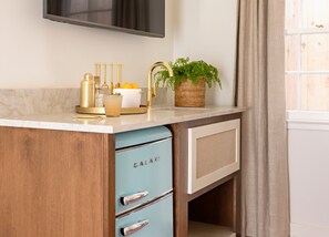 Deluxe Room | Minibar - Farmhouse Paso (Paso Robles)