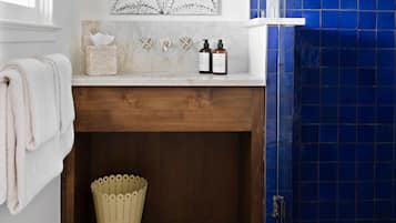 Habitación clásica, 1 cama King size | Baño | Regadera, secadora de cabello, batas, toallas