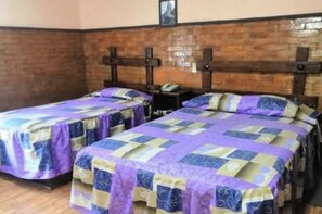 Habitación triple básica | Escritorio y wifi gratis 