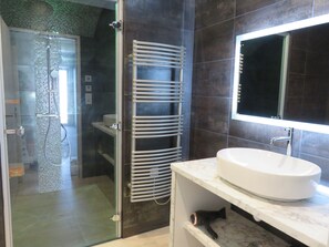 Dusche, Haartrockner, Handtücher