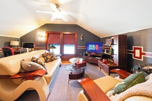 TV connectée, espaces bureaux, écrans d'ordinateur, imprimantes